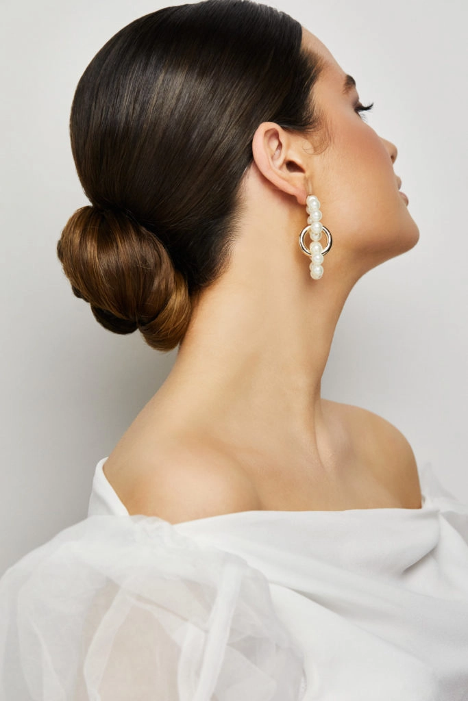 Chic and simple bridal bun perfect for a modern wedding look Elegant modern minimalist bridal bun hairstyle for weddings