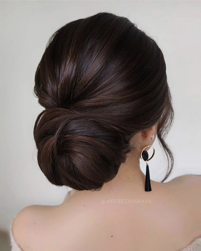 Chic minimalist bridal bun perfect for contemporary wedding looks Elegant modern minimalist bridal bun hairstyle for weddings