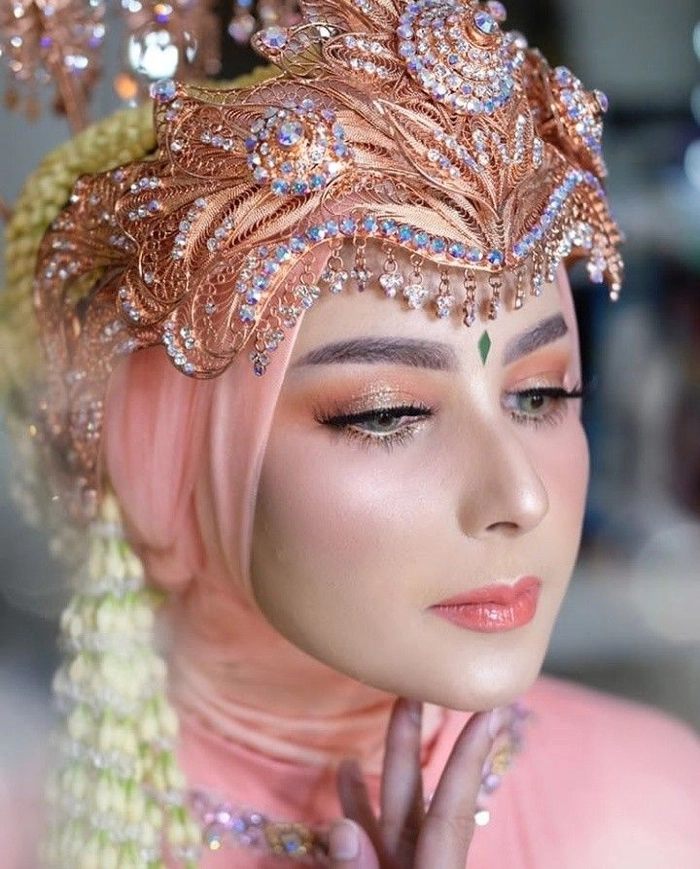 Elegant Muslim bridal hair styled beautifully with a white hijab for a wedding day