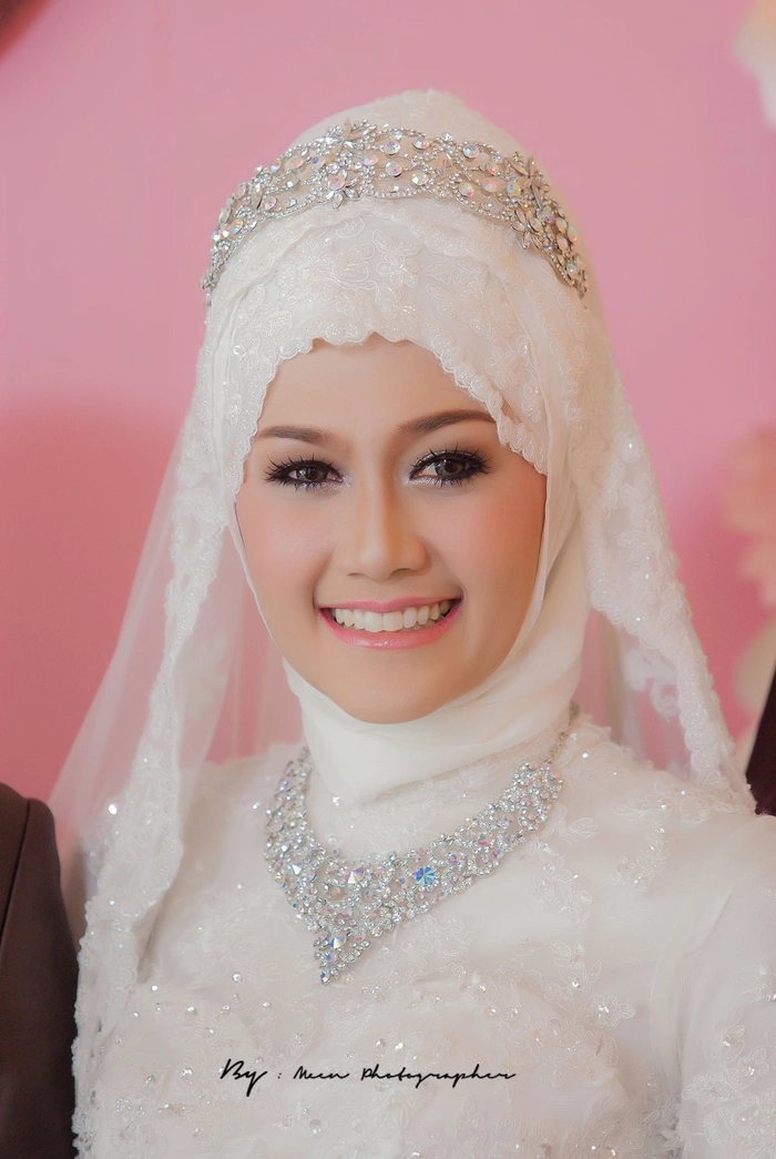 Elegant muslim bridal hair styled beautifully with a white hijab and floral accents