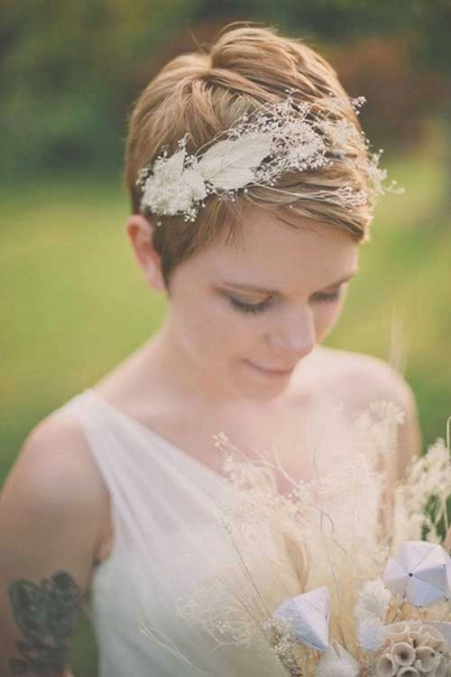 Chic pixie cut wedding hair accessories for a modern bridal look Pixie cut styled with elegant wedding hair accessories featuring delicate pearls and floral details
