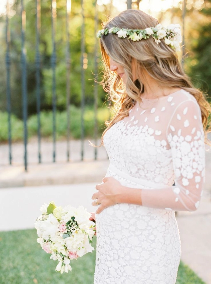 Comfortable Wedding Hair Ideas for the Pregnant Bride