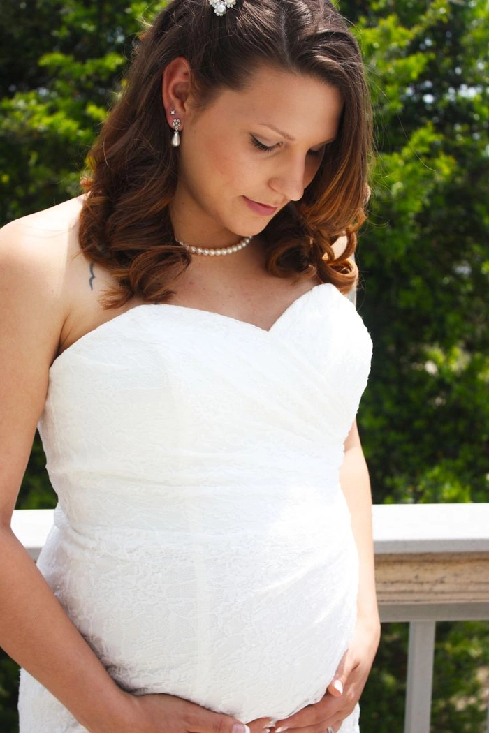 Stylish and cozy wedding hair for an expecting bride Pregnant bride with a comfortable and elegant wedding hairstyle