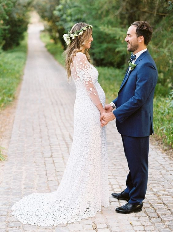 Beautiful and comfy wedding hair inspiration for expectant brides Pregnant bride with a comfortable and elegant wedding hairstyle for her special day