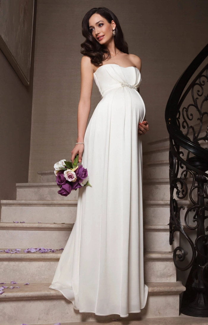 Elegant wedding hair ideas perfect for a pregnant bride feeling comfortable Pregnant bride smiling with a comfortable and elegant wedding hairstyle