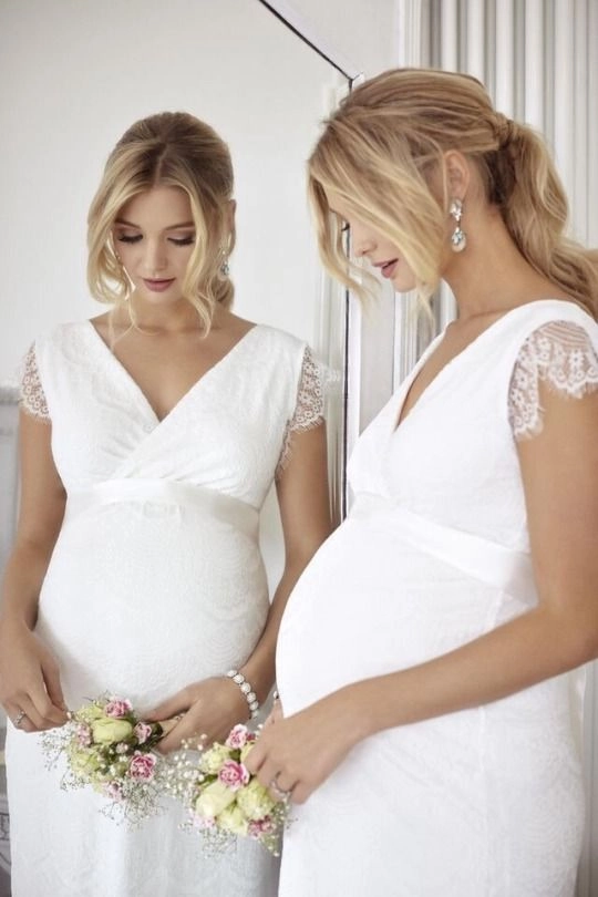 Beautiful maternity wedding hair inspiration for expecting brides Pregnant bride with a comfortable and elegant wedding hairstyle