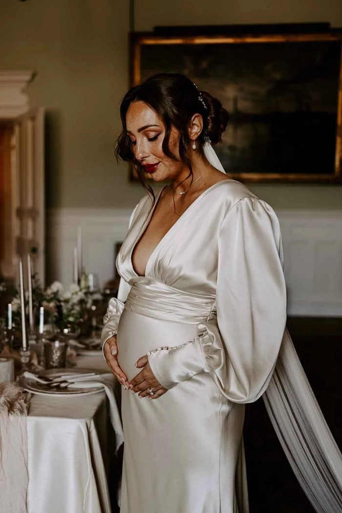 Elegant wedding hair ideas for a pregnant bride feeling comfortable and radiant Pregnant bride with a comfortable and elegant wedding hairstyle