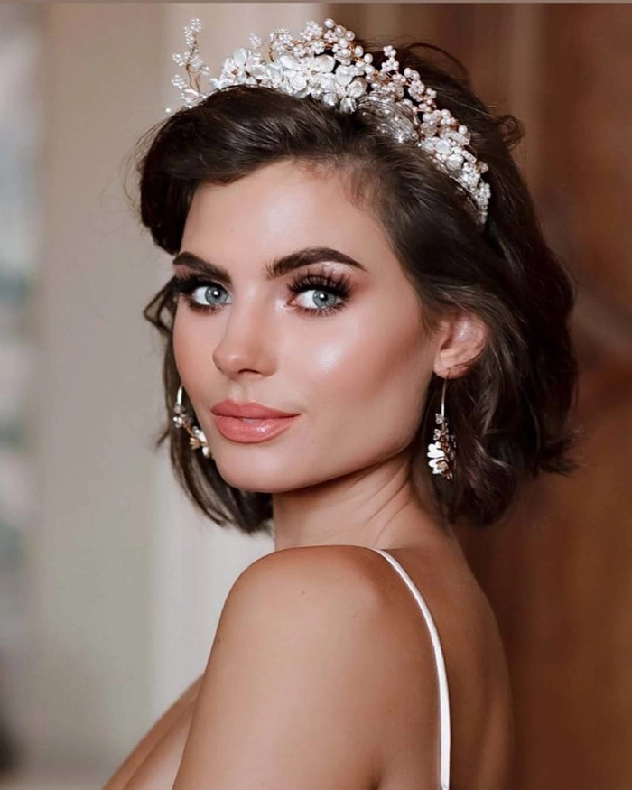 Beautiful short wedding hairstyle enhanced with extensions for special occasions Short wedding hair with extensions styled elegantly for a bride