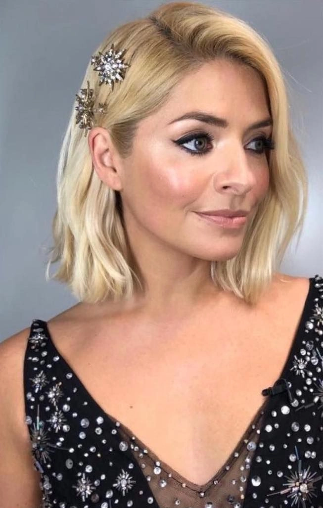 Chic and simple short hair wedding guest hairstyle ideas for a stylish look Elegant wedding guest hairstyle for short hair with soft waves and floral accents