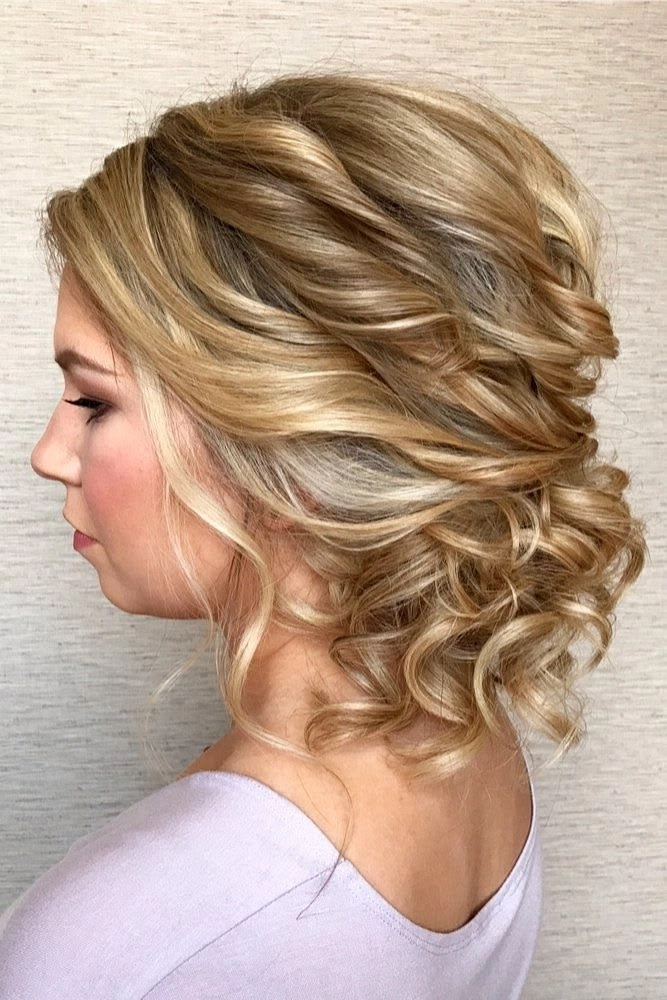 Chic short hair ideas perfect for wedding guests and formal occasions Elegant wedding guest hairstyles for short hair featuring soft curls and accessories