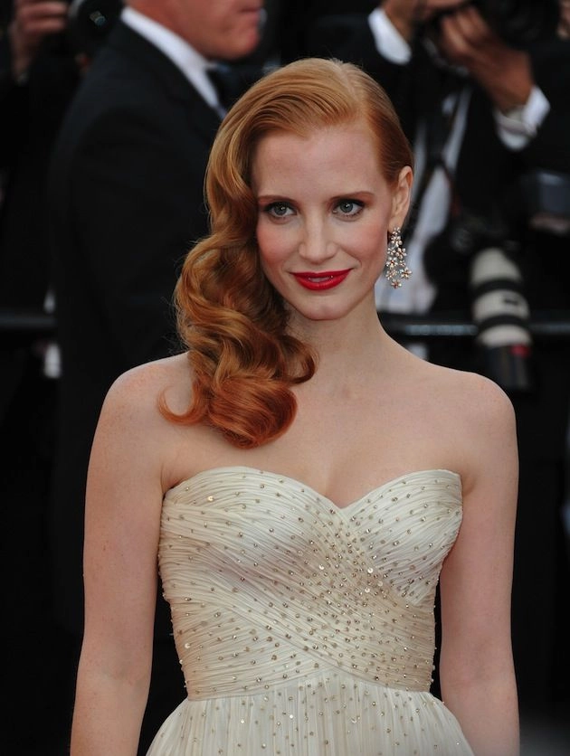 Elegant side swept waves for an evening corporate gala hairstyle