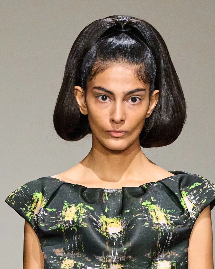 Creative Agency Hair Trends for Fashion Professionals: Modern Work Hairstyles Creative agency hair trends for fashion professionals featuring sleek, modern work hairstyles