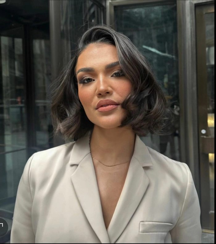 Jawline highlighting bob haircut for heart shaped faces, ideal for professional work hairstyles