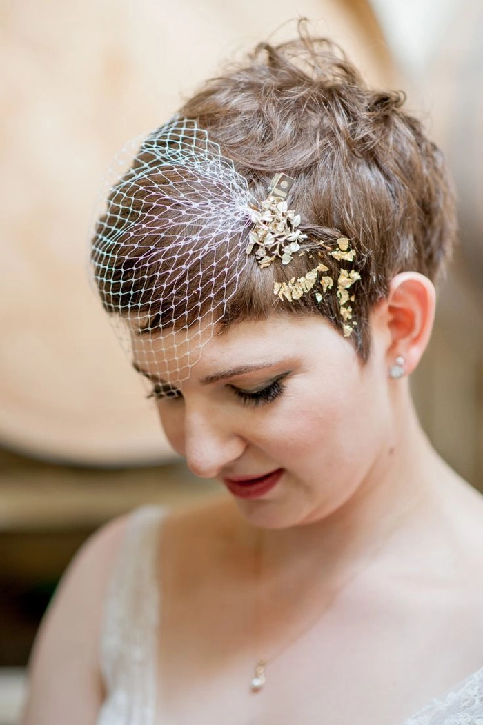 A professional woman wearing a subtle tortoiseshell headband with her short bob haircut for a polished office look