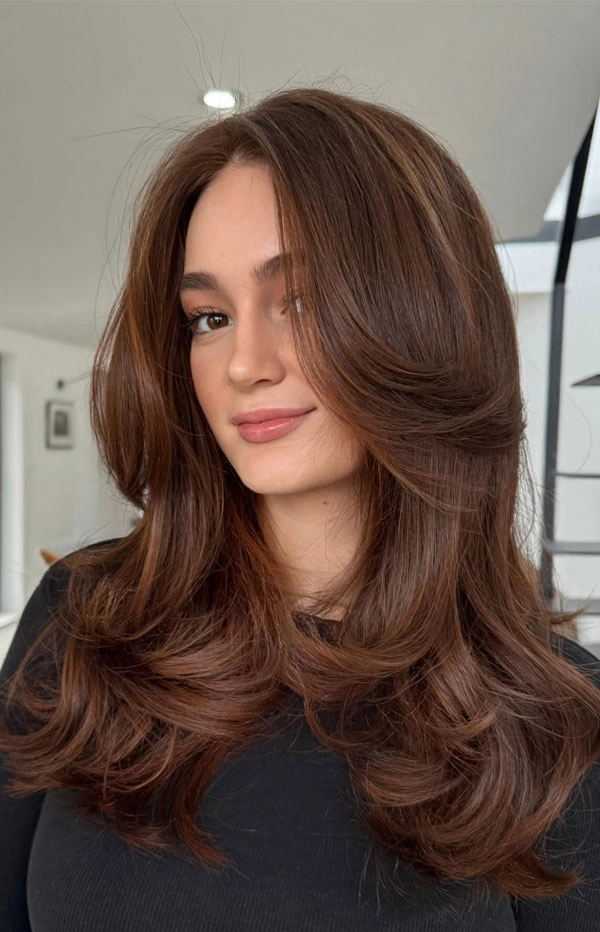 Volume-boosting office blowout for fine hair Woman with fine hair enjoying a voluminous blowout at the office